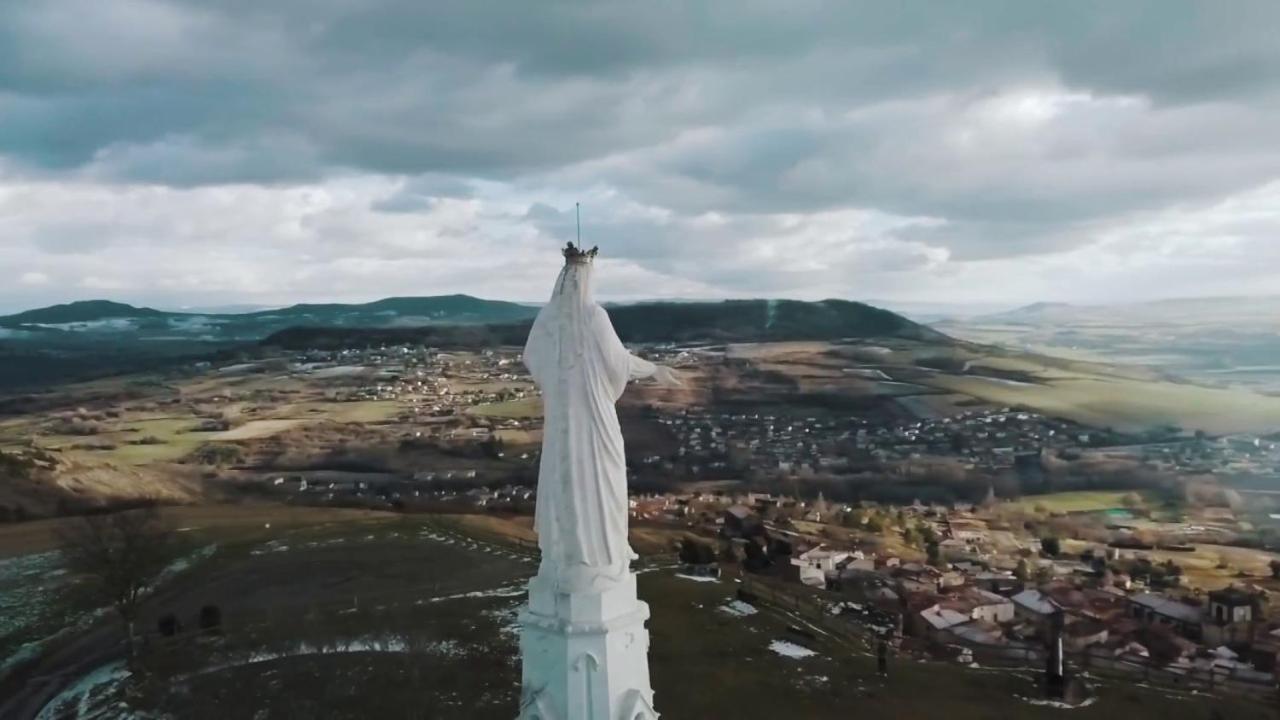 Nid Sous Le Volcan Saint-Sandoux Dış mekan fotoğraf